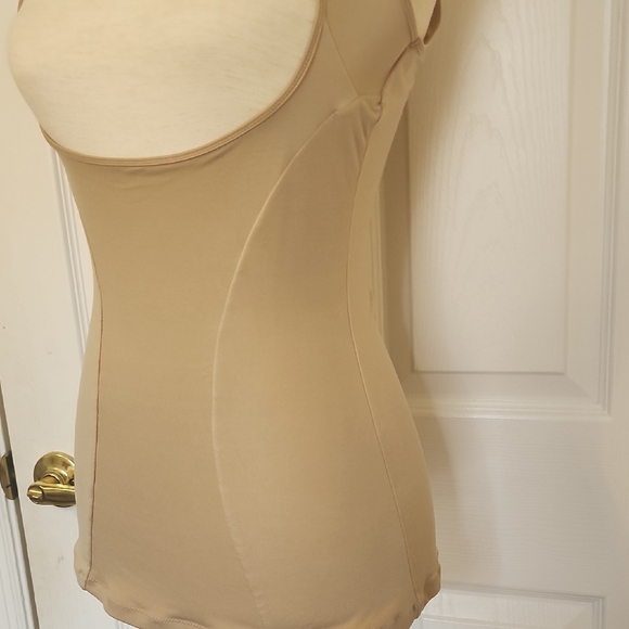 Maidenform Body  Shapewear Tank. - Picture 6 of 9